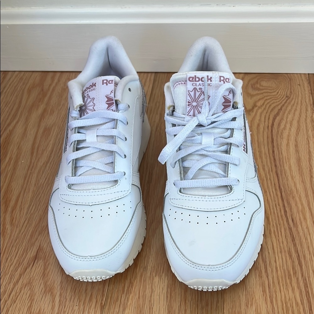 Reebok club C SZ 9, White lace up Sneakers.